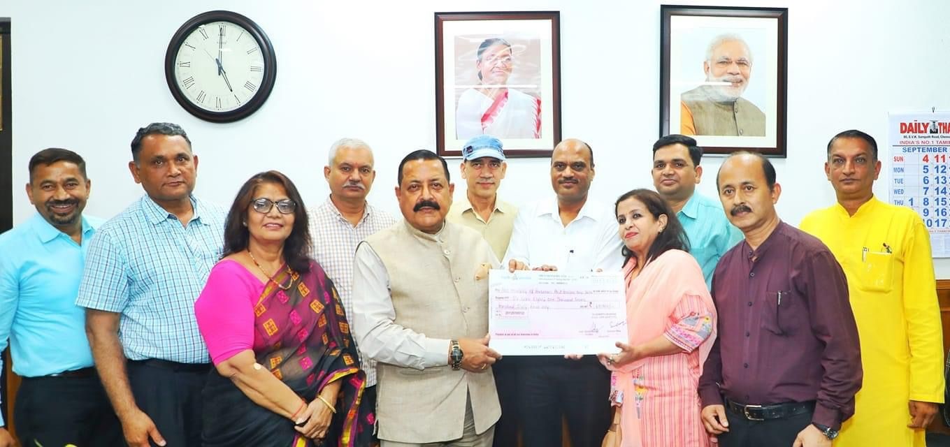Dividend cheque presented to Hon'ble MoS(PP) Dr. Jitendra Singh by Smt. Parmeshwari Bagri, Chairperson Kendriya Bhandar, Sh. Mukesh Kumar, Managing Director, Kendriya Bhandar alongwith other Directors on 18th September 2022