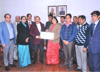 Hon'ble MoS(PP, Dr. Jitendra Singh receiving the dividend cheque from Smt. Poonam Rawat, Chairperson