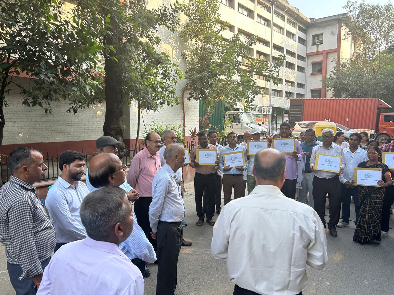 Dr. Mukesh Kumar, Managing Director Kendriya Bhandar alongwith Kendriya Bhandar Officials participating in Swachhata Hi Sewa 2025 at Pushpa Bhawan Head Office New Delhi