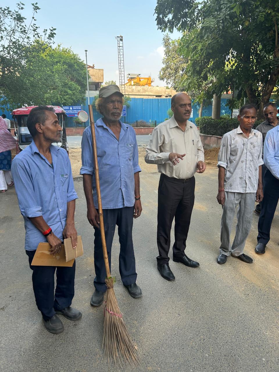 Dr. Mukesh Kumar, Managing Director Kendriya Bhandar appreciating Safai Workers at Pushpa Bhawan Head Office New Delhi