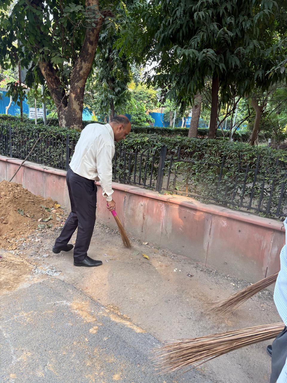 Dr. Mukesh Kumar, Managing Director Kendriya Bhandar participating in Swachhata Hi Sewa 2025 at Pushpa Bhawan Head Office New Delhi